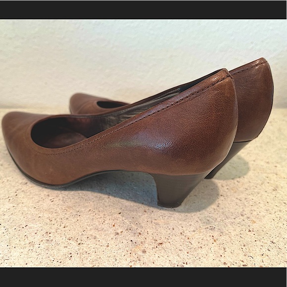 BCBG leather pumps in mahogany w/ small stacked heel - style & comfort by design - Picture 3 of 4